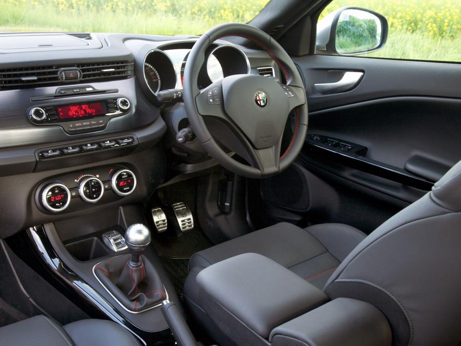 Интерьер Alfa Romeo Giulietta 2010 года  (UK) (фото 42 из 67)